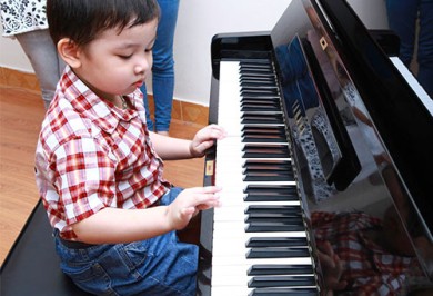 Vì sao nên chọn đàn Piano cơ cho bé học